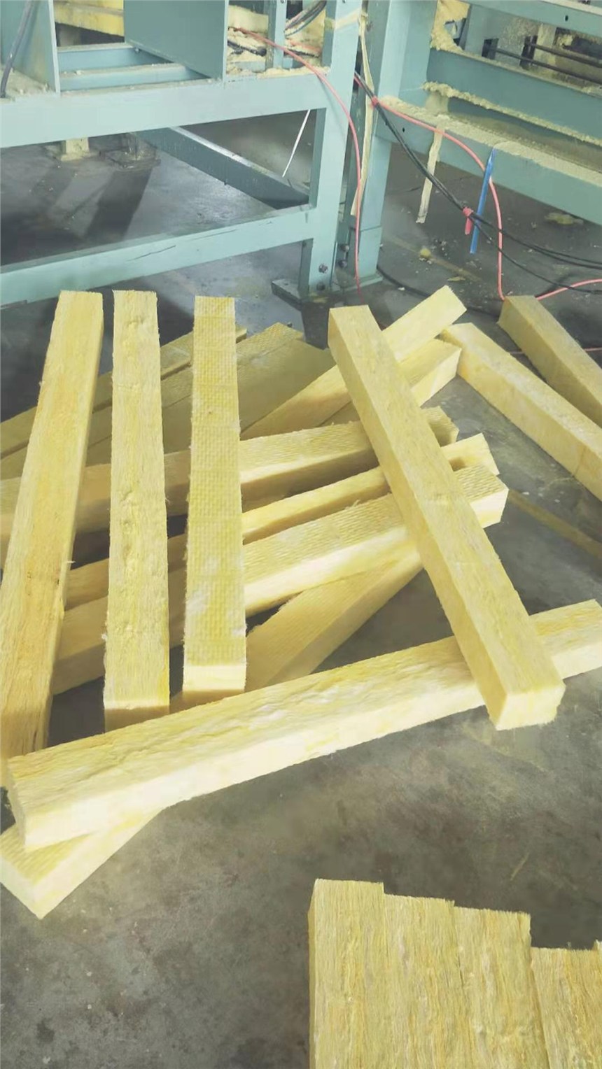 A級防火玻璃棉廠家直銷 超細(xì)防火吸音隔熱貼鋁箔廠家