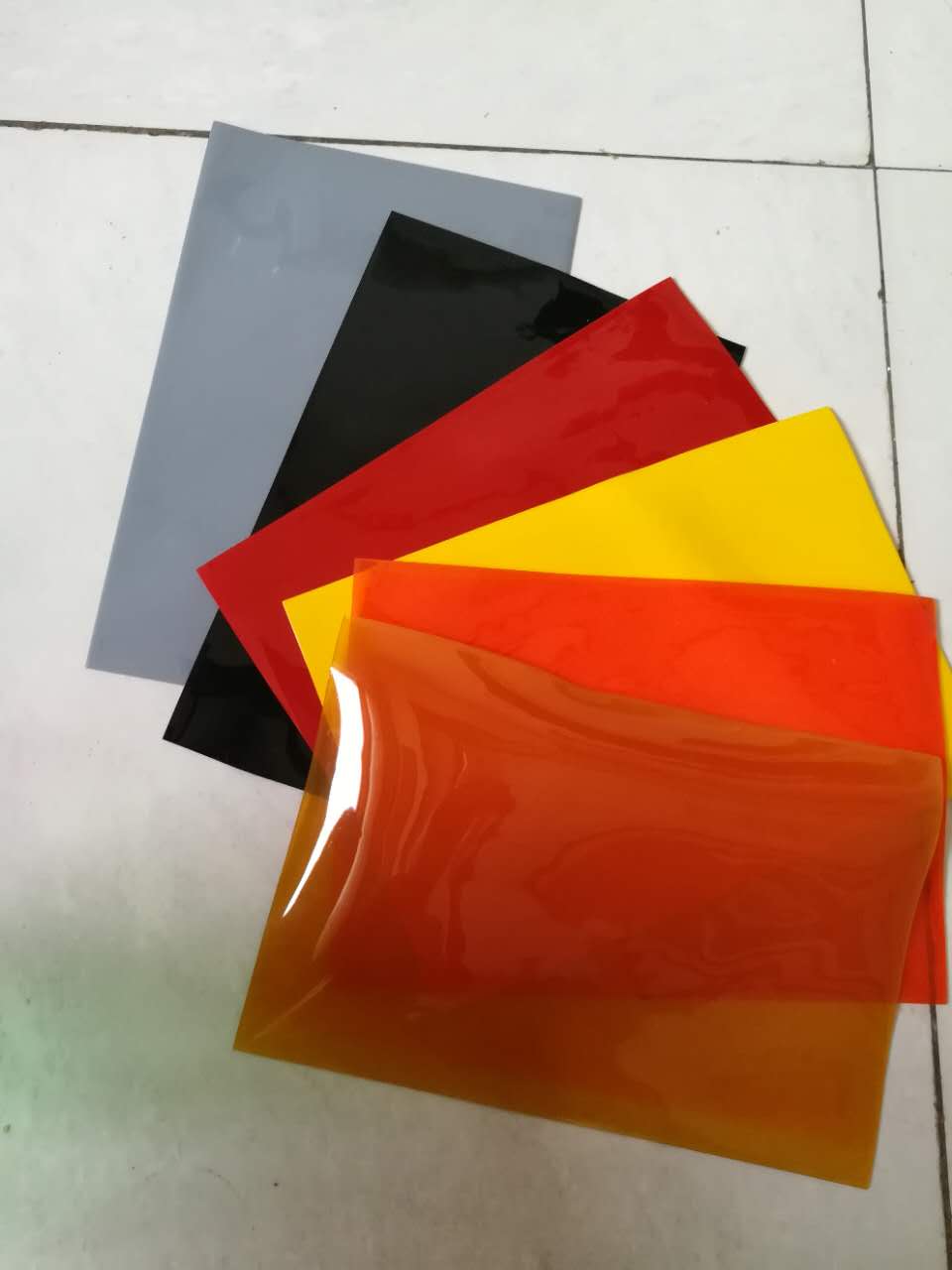 紅色焊接防護(hù)屏銷售價格 焊接防護(hù)屏常用規(guī)格 2mm厚焊接防護(hù)屏生產(chǎn)廠家