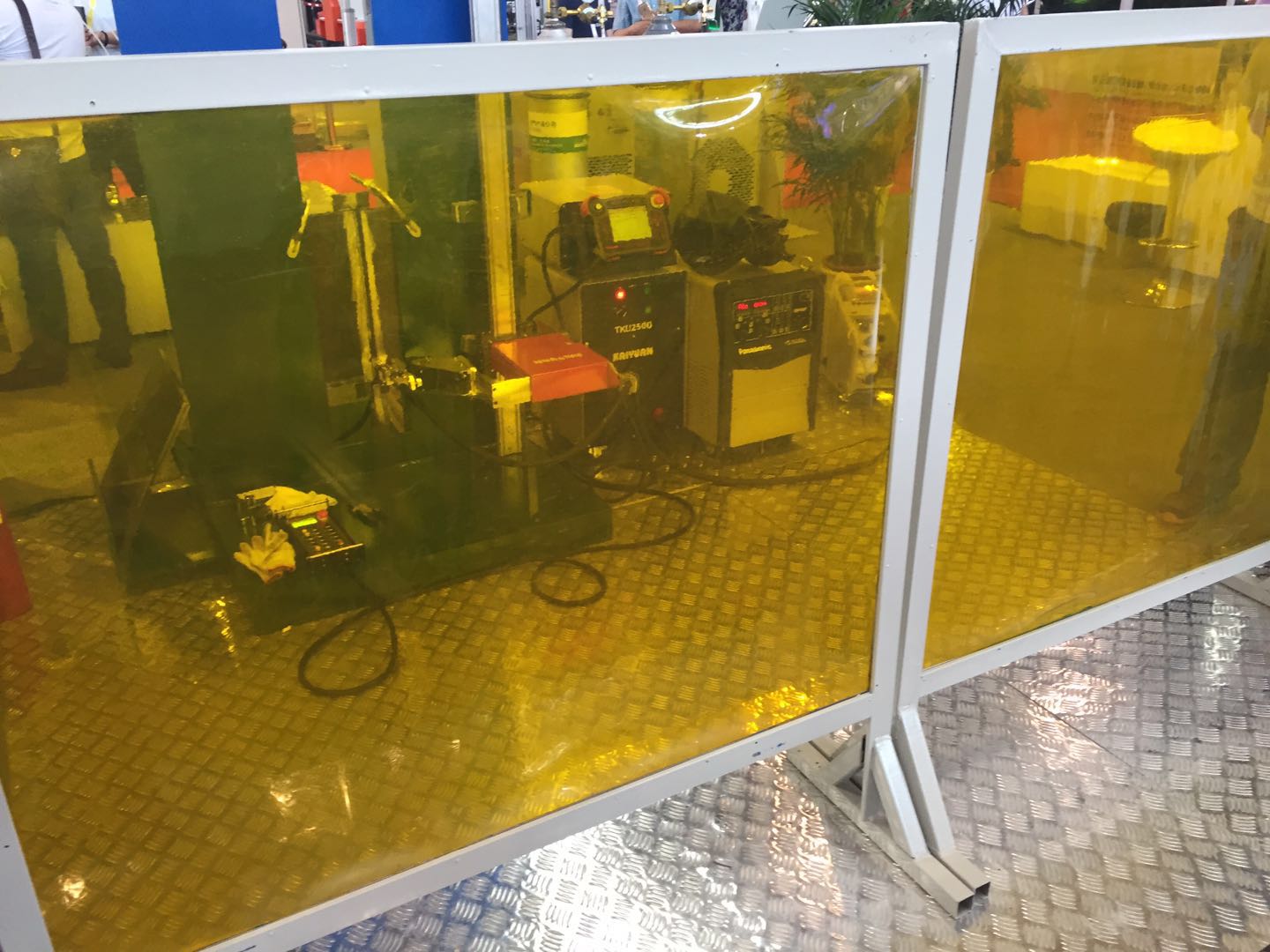 出口質(zhì)量PVC防弧光簾 機(jī)順人防護(hù)光板 電焊光隔離屏風(fēng)哪里有賣